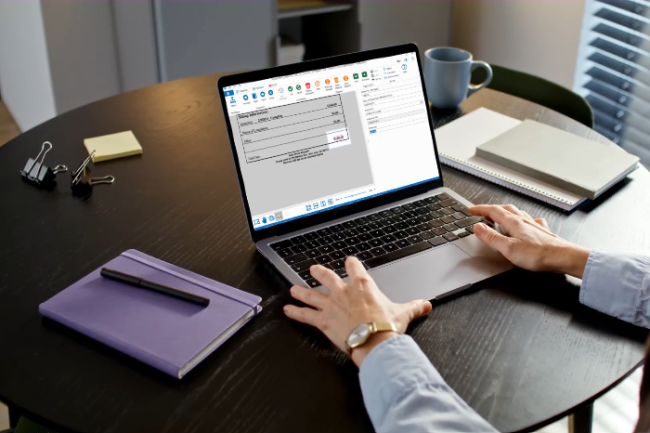 Man typing on a laptopt keyboard