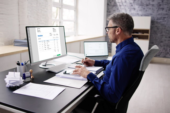 Man at laptop e-invoice